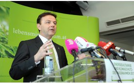 Durch den Zukauf von CO2-Zertifikaten will Umweltminister Berlakovich die Kyoto-Lücke schließen.